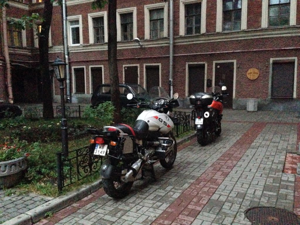 Motocykle przed hotelem
