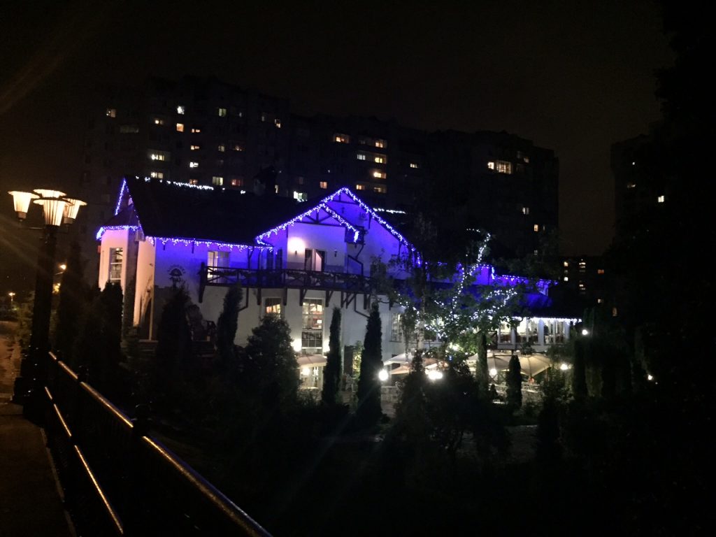 Tak nocą wygląda nasz hotel - Zdybanka