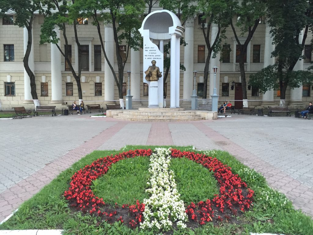 Pomnik Puszkina na tle Teatru Państwowego