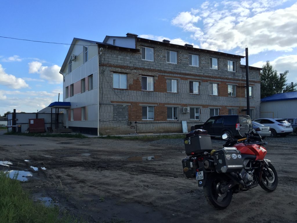 Hotel. Brzydki z zewnątrz, ale pokój nie jest zły. Parking strzeżony, śniadanie w cenie, internet bardzo dobry a w recepcji mówią po polsku