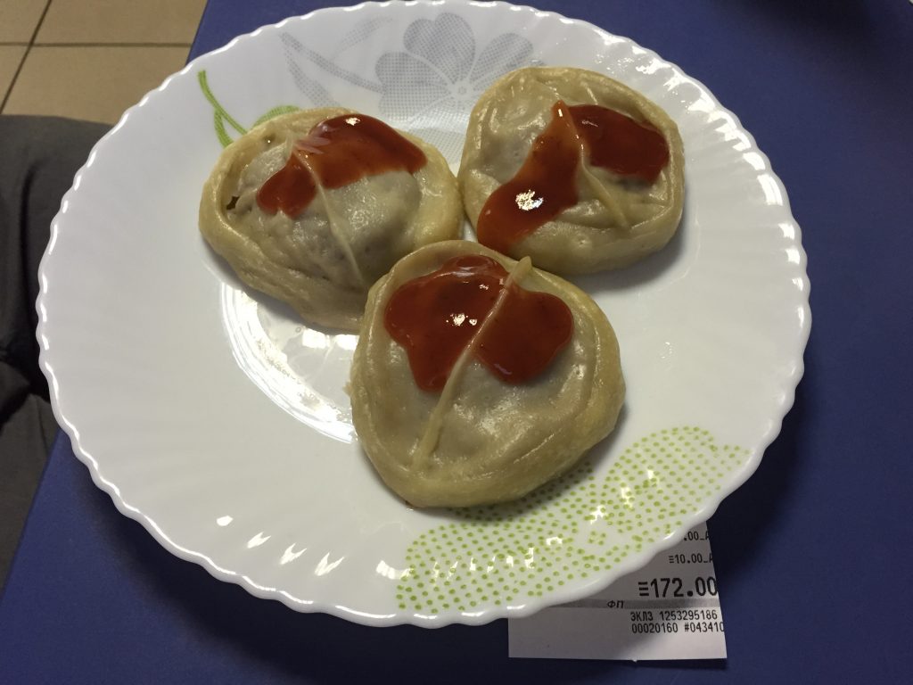 Przytulna kolacja przy świecach (zapłonowych). A na poważnie to są "manty" czyli pierożki z mięsem.