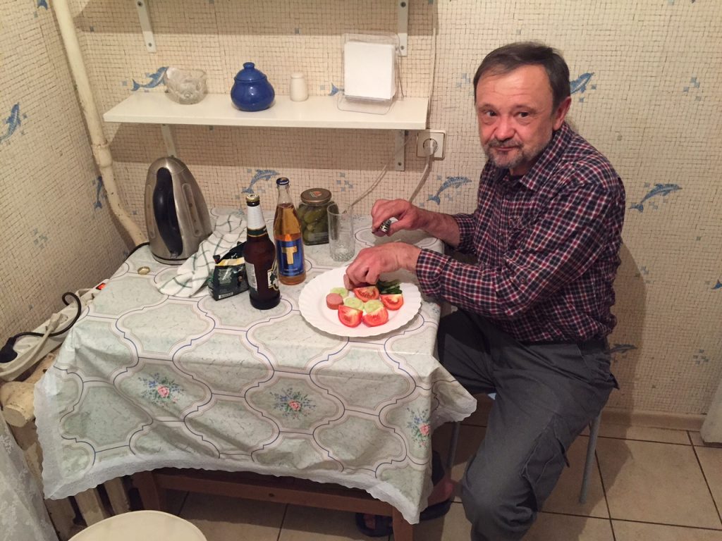 Andrzej robi sałatkę