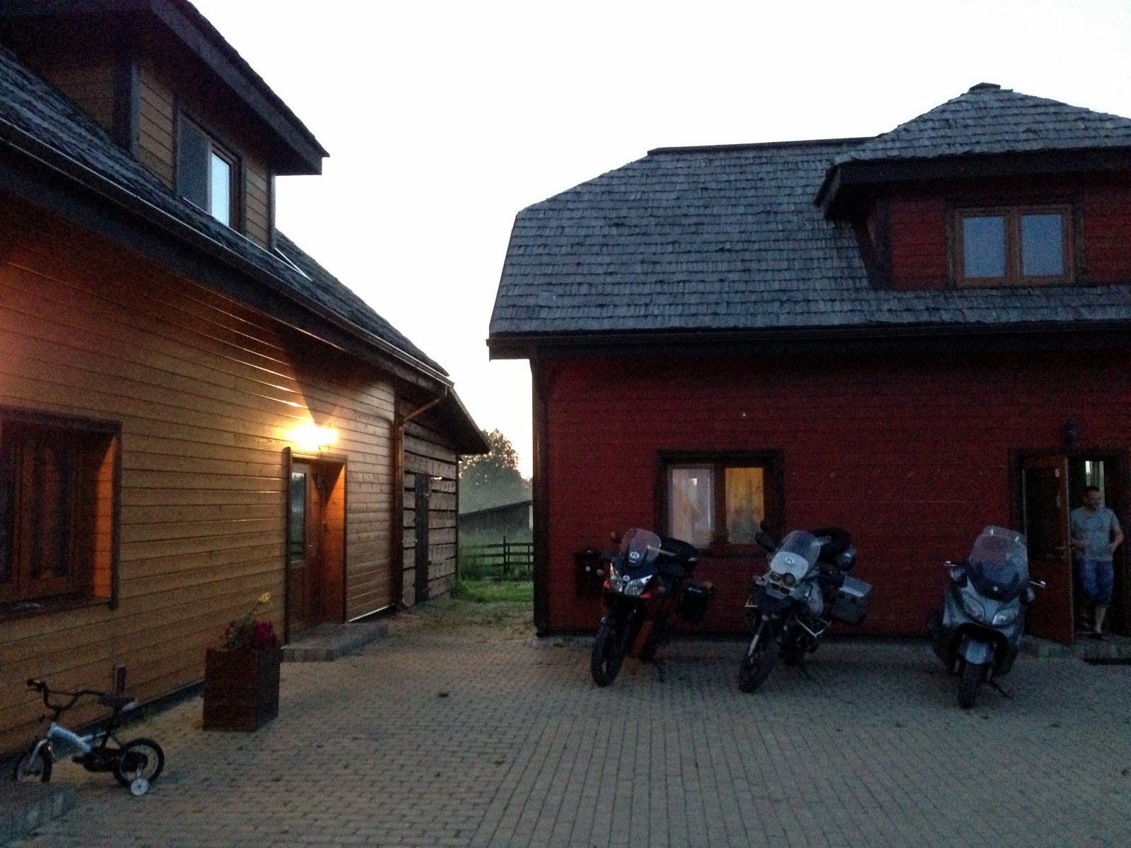 Motocykle przed hotelem