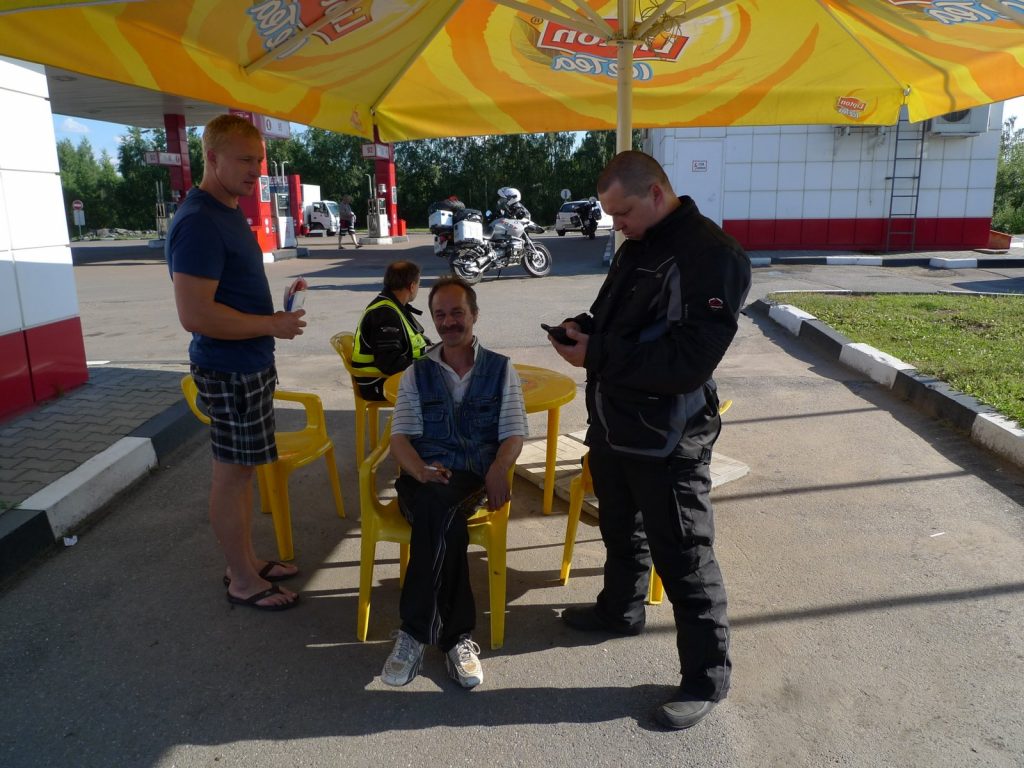 Rozmowa z przygodnymi ludźmi na stacji benzynowej. Pożyczyli telefon, abyśmy mogli normalnie zadzwonić do Wiktora i umówić godzinę spotkania.